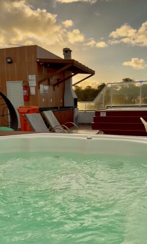 Outdoor spa tub