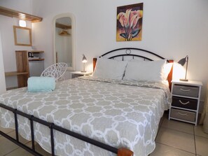 Caixa forta a l'habitació i cortines opaques 