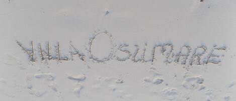 El nombre de Villa Osumare grabado en la nieve.