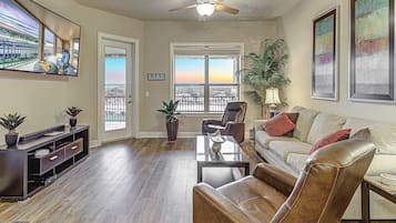 Una televisión, una oficina