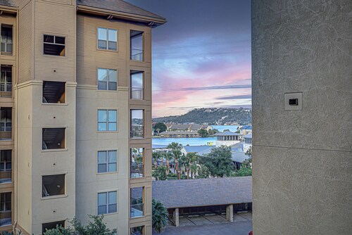 Chic 2BD with Balcony, Pool, Hot Tub & Marina Views!