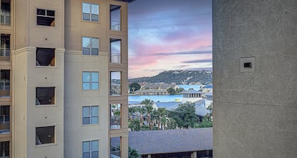 Chic 2BD with Balcony, Pool, Hot Tub & Marina Views!