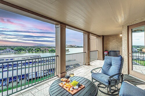 Chic 2BD with Balcony, Pool, Hot Tub & Marina Views!