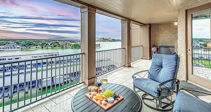 Chic 2BD with Balcony, Pool, Hot Tub & Marina Views!