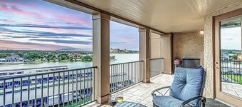 Chic 2BD with Balcony, Pool, Hot Tub & Marina Views!