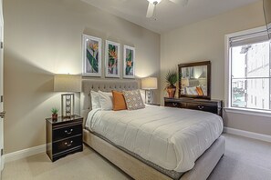 2 bedrooms, WiFi, bed sheets, wheelchair access - Chic 2BD with Balcony, Pool, Hot Tub & Marina Views! (Horseshoe Bay)