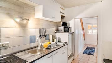 Kühlschrank, Mikrowelle, Herdplatte, Wasserkocher mit Kaffee-/Teezubehör