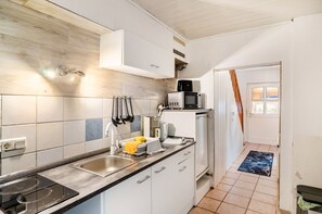 Fridge, microwave, stovetop, coffee/tea maker - Holiday Home 'Am Rand Des Harz' with Wi-Fi (Bad Lauterberg)