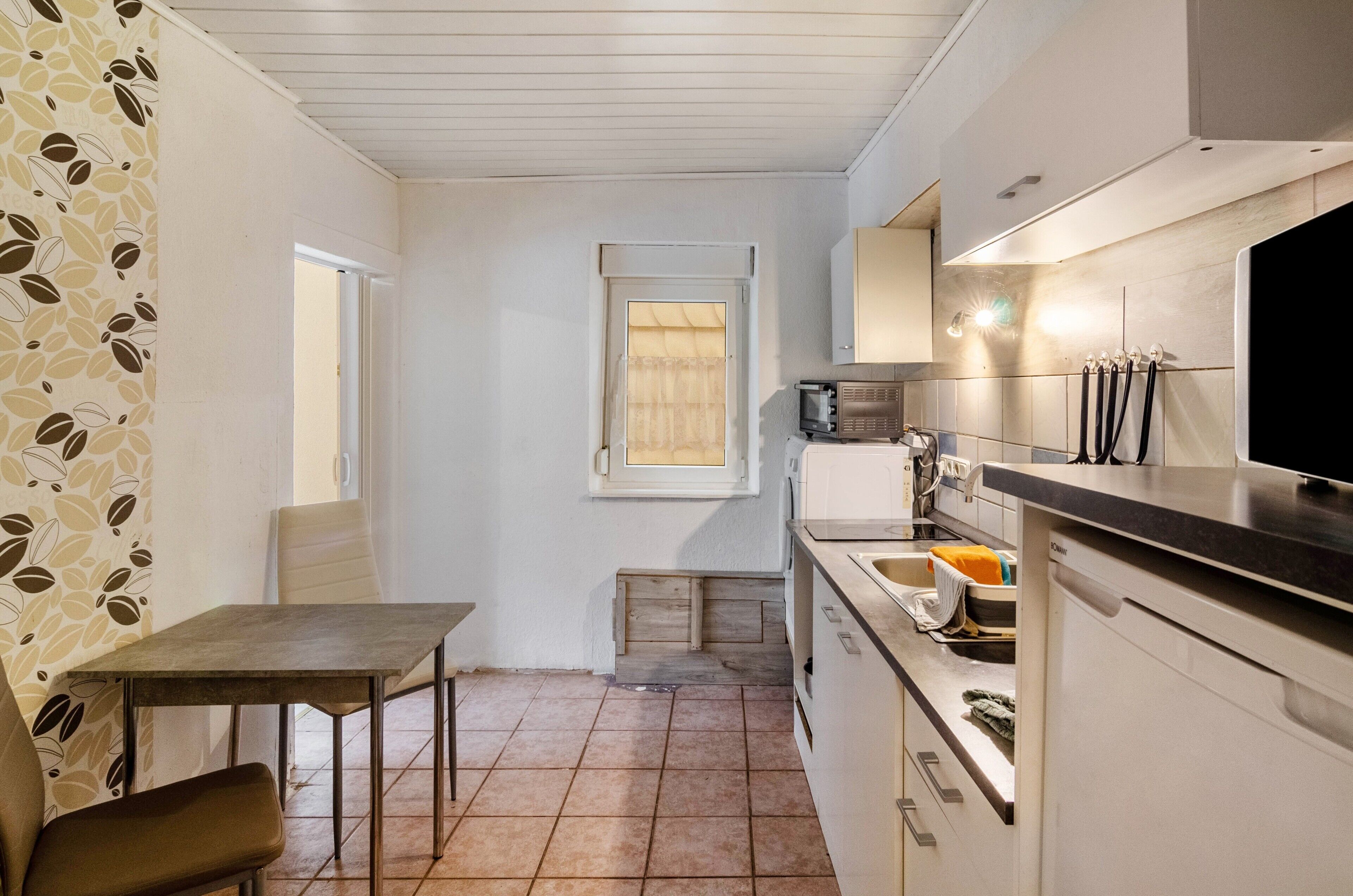 Kühlschrank, Mikrowelle, Herdplatte, Wasserkocher mit Kaffee-/Teezubehör