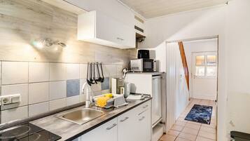 Jääkaappi, mikroaaltouuni, liesi, kahvin-/teenkeitin