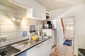 Jääkaappi, mikroaaltouuni, liesi, kahvin-/teenkeitin