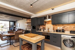 Superior Apartment, Balcony, City View | Private kitchen