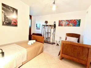 3 bedrooms, iron/ironing board, WiFi, bed sheets