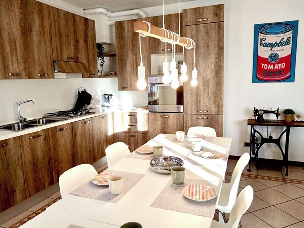 Ugn, spishäll och diskmaskin