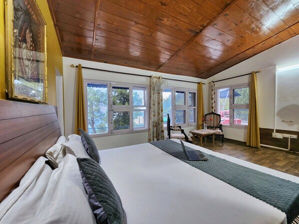 Habitación Deluxe, vistas a la montaña | Tabla de planchar con plancha y wifi gratis