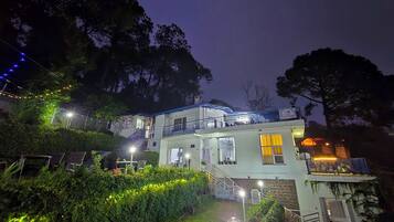 住宿正面 (夜晚)