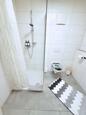 Sèche-cheveux, serviettes fournies, savon, shampoing