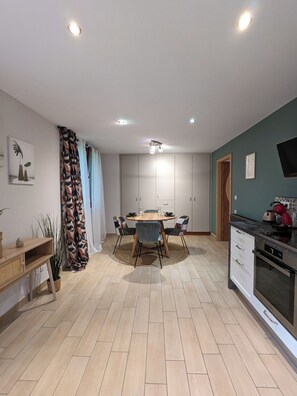 Geladeira, micro-ondas, fogão, cooktop