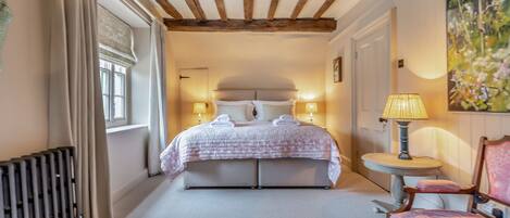 5 bedrooms, iron/ironing board, WiFi, bed sheets
