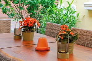 A wooden table with potted plants and a conical object. - Hotel Union Salzwedel (Salzwedel)