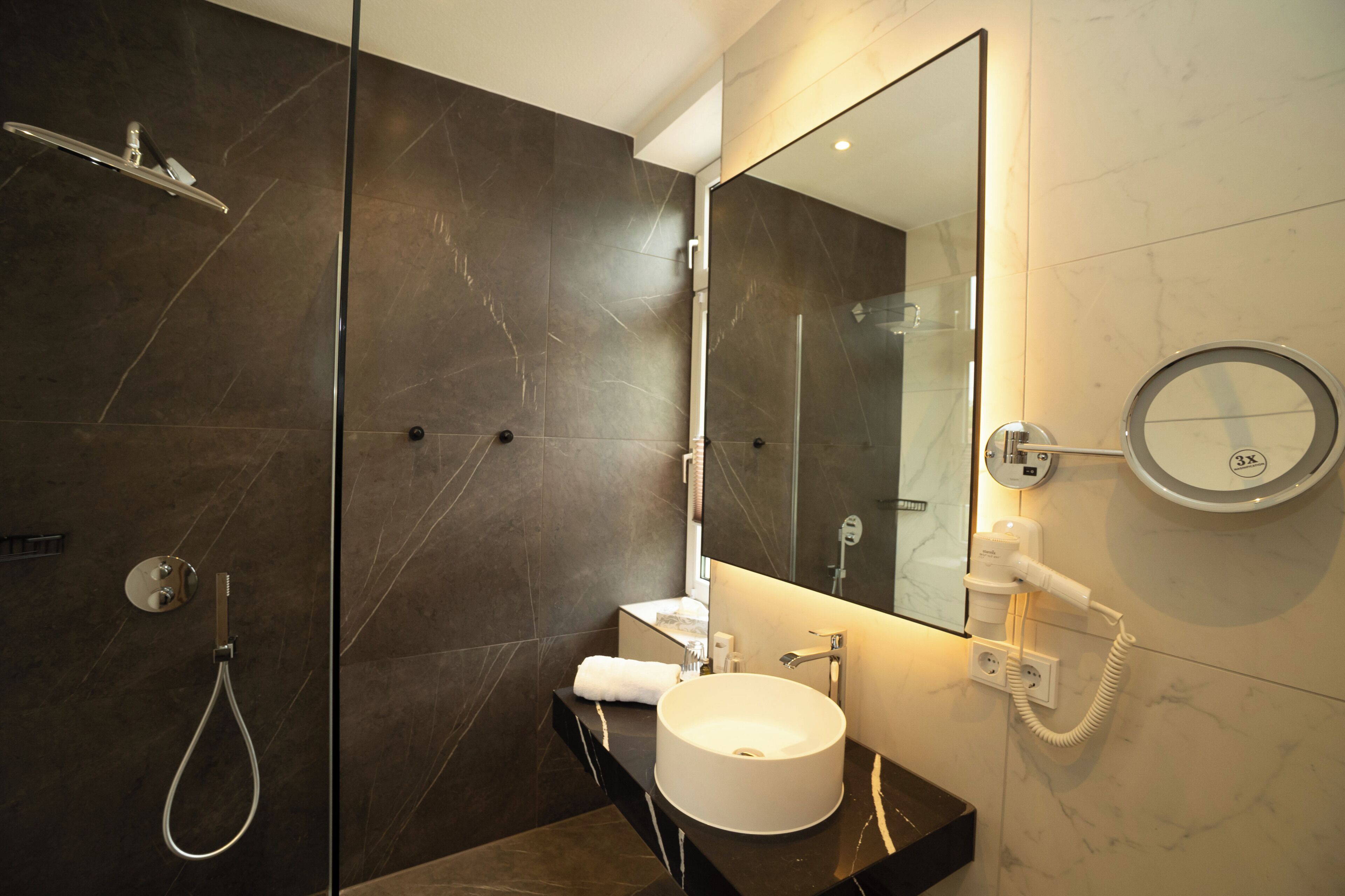Superior-Doppelzimmer | Badezimmer | Dusche, Regendusche, Haartrockner, Fußbodenheizung (Badezimmer)