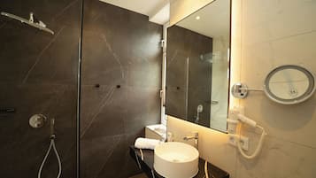 Superior-Doppelzimmer | Badezimmer | Dusche, Regendusche, Haartrockner, Fußbodenheizung (Badezimmer)