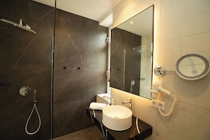 Chambre Double Supérieure | Salle de bain | Douche, douche à « effet pluie », sèche-cheveux