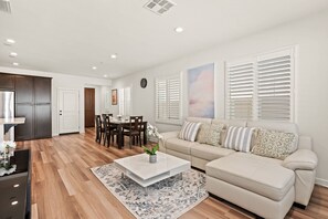 House | 4 bedrooms, Internet - Comfort Style Home Near the Airport (Ontario)