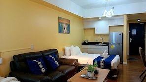 Suite estudio, vistas al mar | Zona de estar | Una televisión