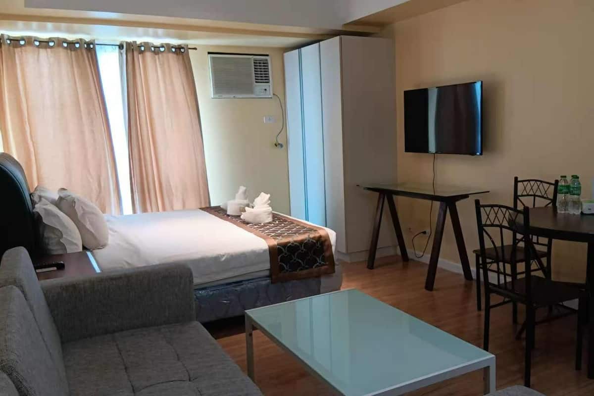 Studio Suite, City View | Desk, blackout drapes, soundproofing, iron/ironing board