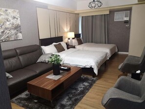 Deluxe Studio | Desk, blackout drapes, soundproofing, iron/ironing board - Davao Central Suites (Davao)