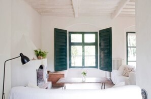 Interior - Flower house, surrounded by greenery, overlooking a large garden. (Bacchereto)