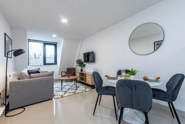 Appartement, 3 chambres | Coin séjour