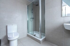 Apartment, 3 Bedrooms | Bathroom | Towels, soap, shampoo, toilet paper