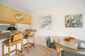 Dining - Plantation Hale Suites J1, AC, Walk to town, Near Beaches, Wifi (Kapaa)