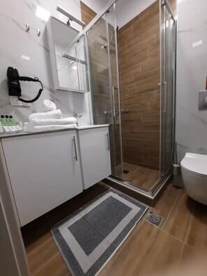 Douche, séchoir à cheveux, serviettes fournies, papier de toilette