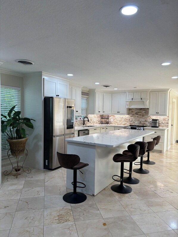 Fridge, microwave, oven, stovetop - Beautiful spacious home located on the Bayou.
25 min.from beach 55 from Houston. (Clute)