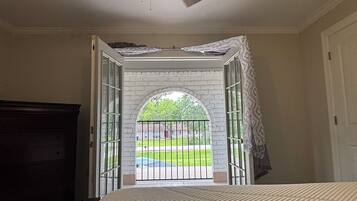 4 bedrooms, iron/ironing board, free WiFi, bed sheets