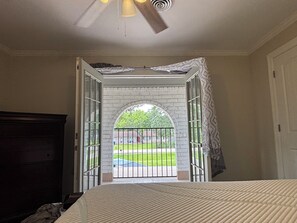 4 bedrooms, iron/ironing board, WiFi, bed sheets