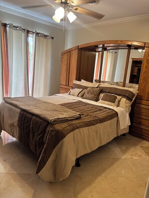 4 bedrooms, iron/ironing board, free WiFi, bed sheets - Beautiful spacious home located on the Bayou.
25 min.from beach 55 from Houston. (Clute)