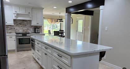Beautiful spacious home located on the Bayou.
25 min.from beach 55 from Houston.