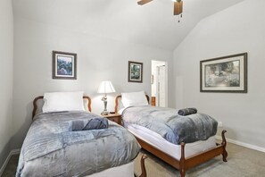 4 bedrooms, iron/ironing board, WiFi, bed sheets