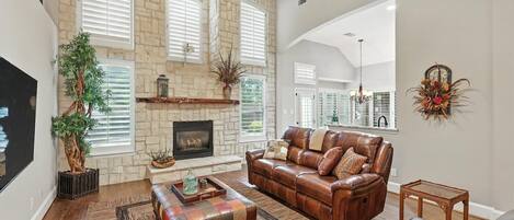 Télévision, cheminée, espaces bureaux