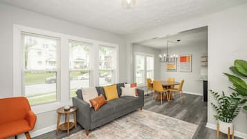 Een televisie en een kantoor