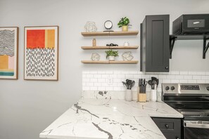 Fridge, microwave, oven, stovetop - Modern Cincy Home – For 6 (Cincinnati)