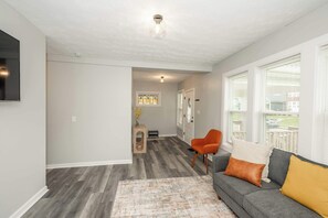 TV, offices - Modern Cincy Home – For 6 (Cincinnati)