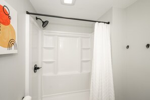 Shower, hair dryer, towels, shampoo - Modern Cincy Home – For 6 (Cincinnati)
