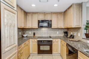 Mikrowelle, Geschirrspüler, Wasserkocher mit Kaffee-/Teezubehör, Toaster