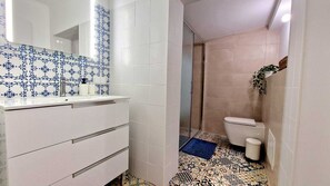 Dusche, Handtücher, Seife, Toilettenpapier