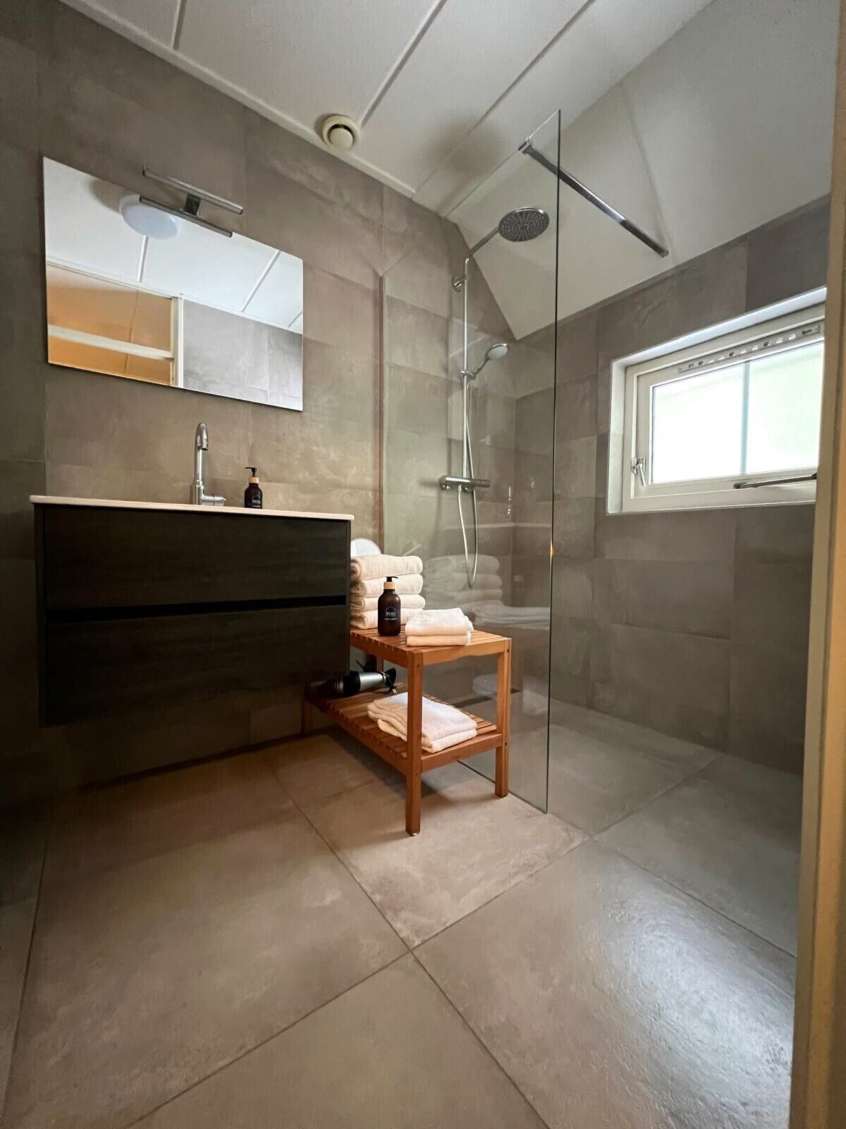 Douche, sèche-cheveux, serviettes fournies, savon